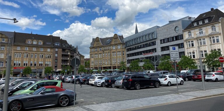 Parken auf dem Marktplatz soll weiterhin an Wochenenden kostenlos sein.