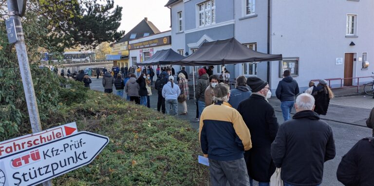Lange Schlangen bildeten sich am Freitag vor dem DRK-Haus an der Borkener Straße. Die Stadt hatte eine Impfaktion organisiert, die Parksituation vor Ort aber nicht bedacht.