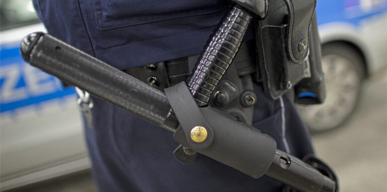 In der Diskussion als Ausstattung für die kommunalen Ordnungskräfte der Stadt Herten: Ausziehbare Einsatzmehrzweckstöcke, die auch Polizeibeamte tragen.