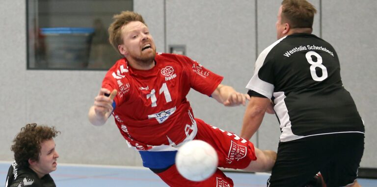 Später Erfolg: Erst in der Schlussphase setzten sich Lukas Bergunde und der VfL Hüls im Duell mit dem Nachbarn Westfalia Scherleck durch.