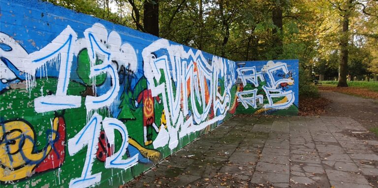Die weiße Farbe, die nicht gesprüht, sondern offenbar mit einer Rolle oder einem breiten Quast aufgetragen wurde, überdeckt weitgehend das ursprüngliche Motiv auf der Wand im Gertrudenpark.