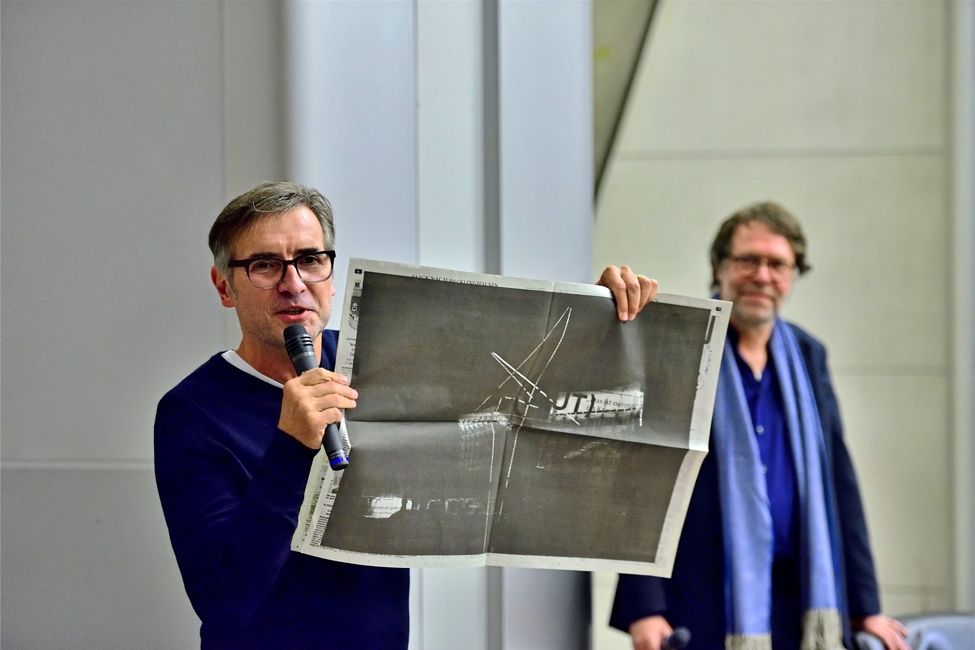 Der Künstler Mischa Kuball (vorn) zusammen mit Museumsdirektor Georg Elben bei der Abschiedsperformance „BLACKOUT“ für das Marler Skulpturenmuseum, die vor Beginn der Sanierung im großen Sitzungssaal des Rathauses stattfand.
