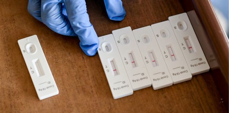 Testergebnisse von Corona-Schnelltests: Die Inzidenz in Deutschland erreicht nach knapp zwei Jahren wieder Rekordwerte in der Corona-Pandemie. Die Dunkelziffer dürfte hoch sein.