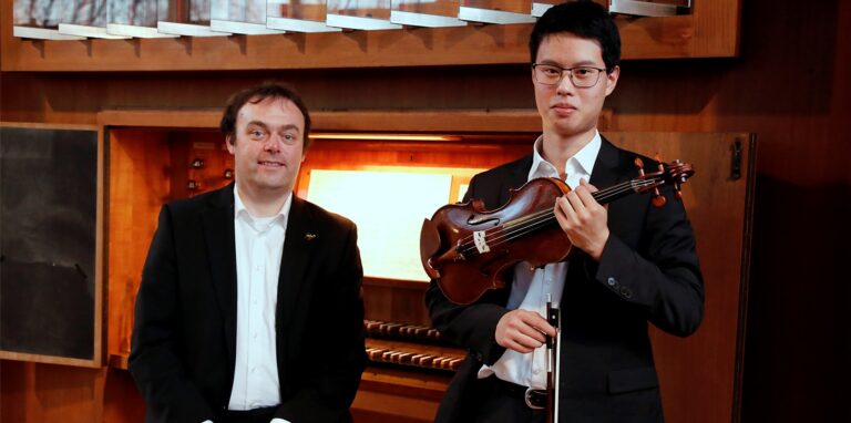Organist Markus Lienstromberg und Geiger Peter Son Götz gingen das Wagnis eines Konzerts an Orgel und Geige in der Erlöserkirche ein.