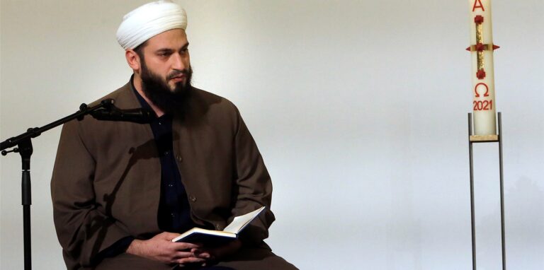 Hodscha Burhan Demir von der Kuba-Moschee rezitierte aus dem Koran und erläuterte die Sure.