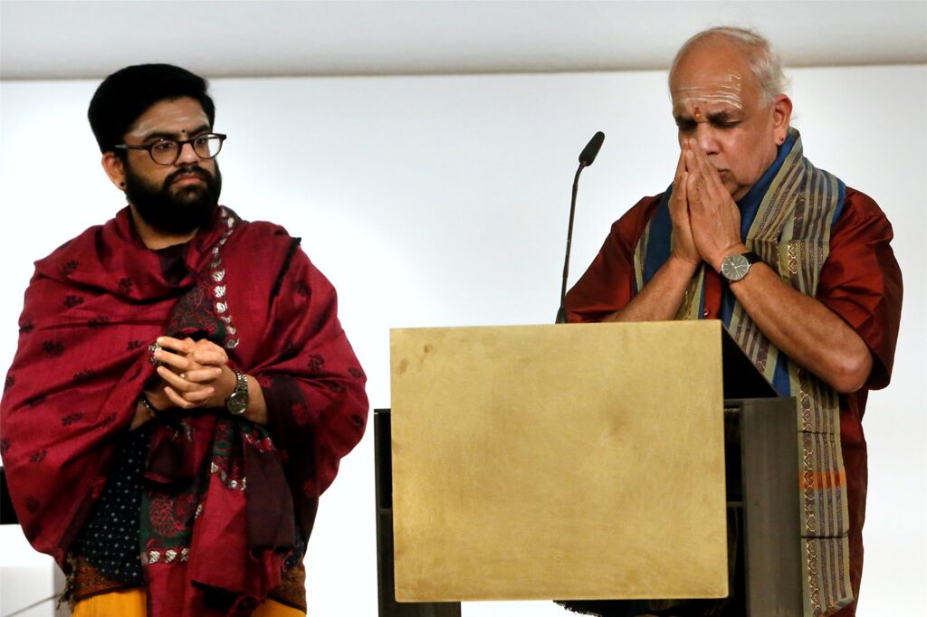 title attribut Hindu Priester Jeyanthrinathasurmu und sein Sohn sprachen ein Gebet und erläuterten die Bedeutung der Fünf-Finger-Symbolik im Hinduismus.