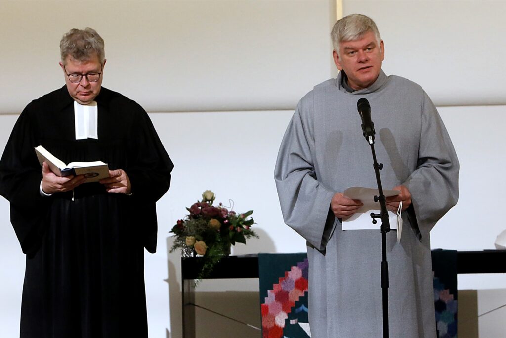 title attribut Pfarrer Roland Wanke (esm, l.) und Pastoralreferent Günter Tewes (Pfarrei Heilige Edith Stein) lasen Verse aus dem Alten und dem euen Testament der Bibel.