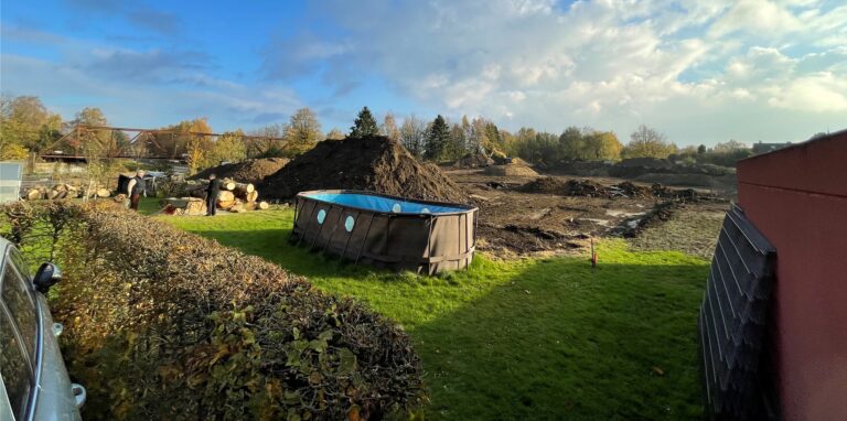Zwischen der Kirche St. Marien und dem Bahndamm in Merklinde wurde zuletzt kräftig gebuddelt.