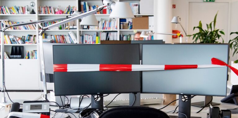 Abgesperrter Büro-Arbeitsplatz: Die Homeoffice-Pflicht steht vor einem Comeback.
