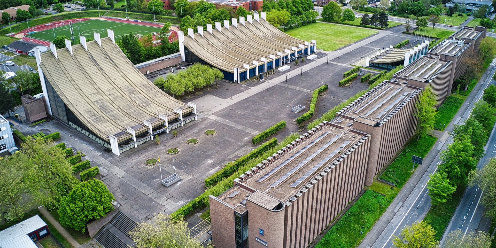 Die Europahalle hinter dem Rathaus in Castrop-Rauxel.
