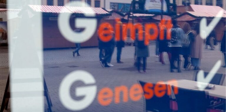 Ein Restaurant in Leipzig weist Gäste auf die 2G-Regel hin.