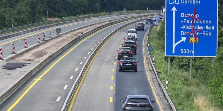 Nur so kennen Dorsten-Pendler die A31 seit Monaten: Ausfahrten sind gesperrt, der Verkehr fließt über verengte Fahrbahnen Richtung Oberhausen oder Emden.