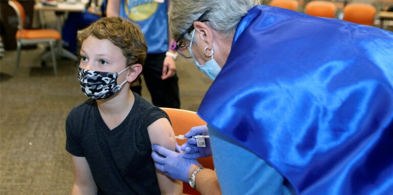 Ein Bild aus den USA von Anfang November: Ein 11-jähriger Schüler wird gegen das Coronavirus geimpft.