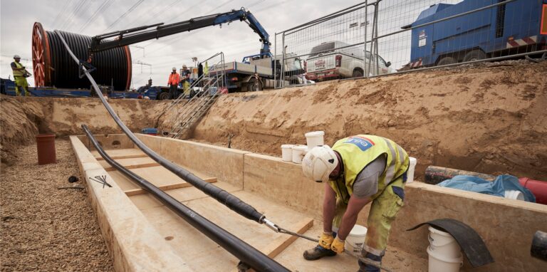 Die Erdkabel werden in einer Tiefe von 1,40 bis 1,80 Meter verlegt.