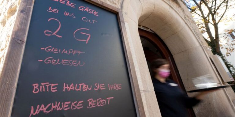 An einem Restaurant im Stuttgarter Westen hängt ein Schild mit dem Hinweis auf die 2G-Regel.