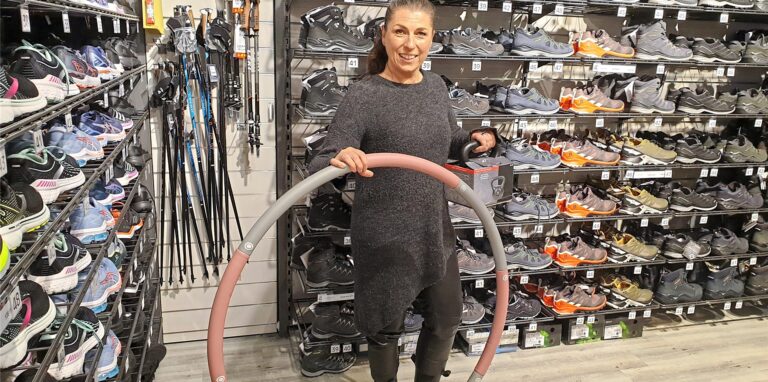 Endlich sind die angesagten Hula-Hoop-Reifen und die für das Home-Workout beliebten Hanteln wieder da. Aktuell merkt Diana Ules vom Fachgeschäft Intersport den Mangel an wasserabweisenden Materialien bei Wanderschuhen, Sportjacken & Co.