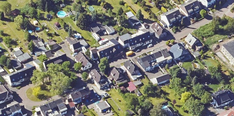 Auf dieser Anwohnerstraße, der Heimstraße im Castrop-Rauxeler Ortsteil Ickern, kam es am Freitag (12.11.) zur Behinderung des Rettungseinsatzes.