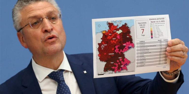 Lothar Wieler, RKI-Präsident, stellt vor der Bundespressekonferenz eine Grafik mit den neuesten Corona-Zahlen vor.