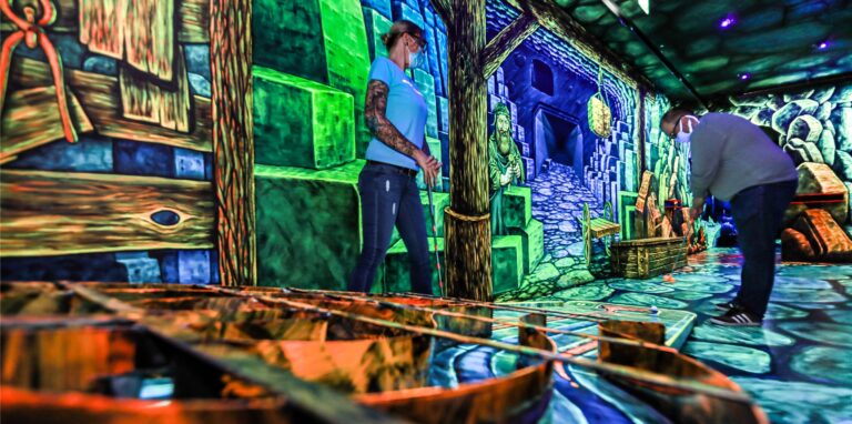„Glowing Rooms“ könnte einer der Freizeitbetriebe in Dortmund sein, der demnächst 2G einführen muss.