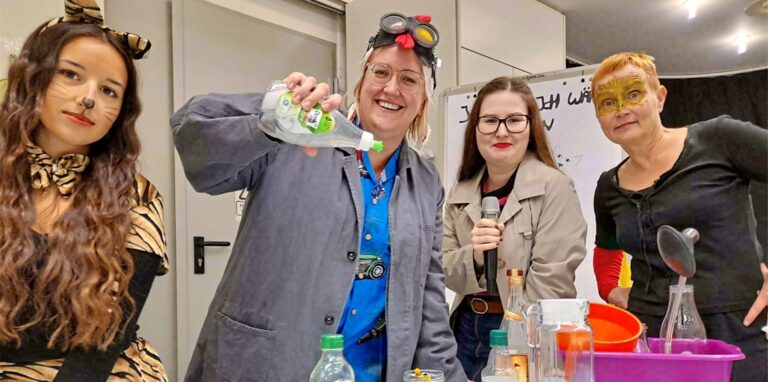 Verrückte Experimente im Glashaus: Die Bibliotheks-Mitarbeiterinnen Hannah Kiel, Karoline Schmied, Katharina Kirschner und Heike Pieper haben ein lustiges Theaterstück entwickelt, das digital präsentiert wird.