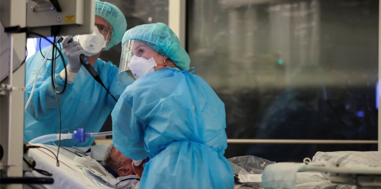 Wenn durch Covid-19-Fälle die Intensivstationen voll laufen, könnte es zur Triage, also der Auswahl von Patienten nach ihrer Überlebenschance kommen.