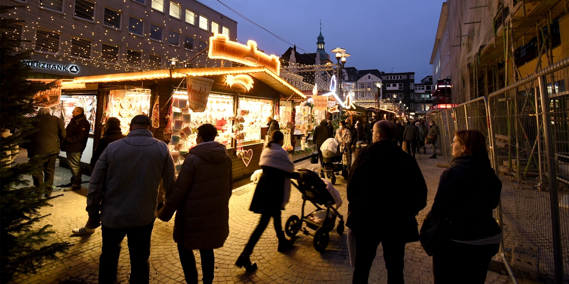 Auf dem Altstadtmarkt erstrahlt die Beleuchtung der Wihnachtsmarkt-Stände.
