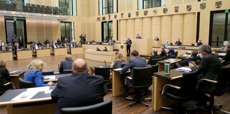 Nach dem Bundestag, der bereits am Donnerstag den Plänen der Ampel-Parteien zugestimmt hat, ist das neue Corona-Gesetz jetzt auch vom Bundesrat einstimmig verabschiedet worden.