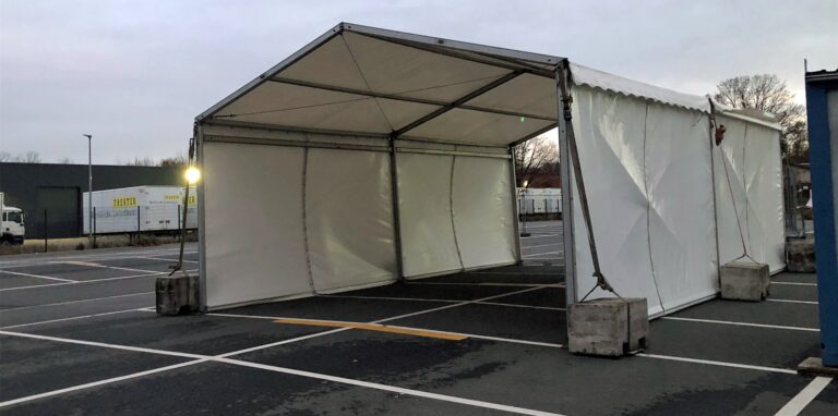 Das Testzentrum am Stadtmittelpunkt wird wieder geöffnet. Am Donnerstag standen schon Container und ein Zelt.