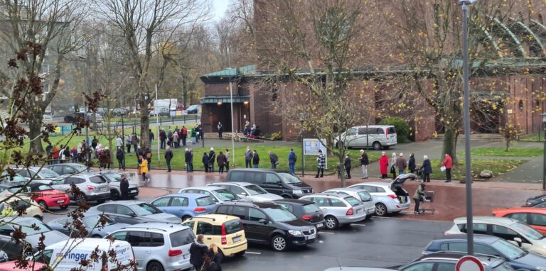 Gegen 15.30 Uhr: die Schlange vor der Impf-Kirche in Ickern ist länger geworden.