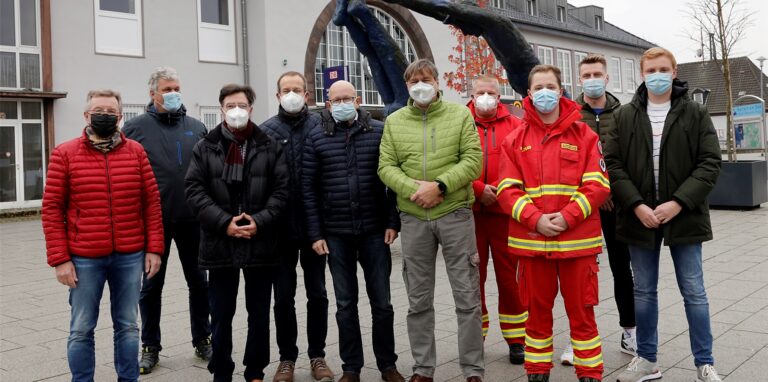 Eigentlich wollten sie das Neujahrschwimmen ankündigen, jetzt verkündeten sie die Absage: Vertreter von Lions- und Rotary-Club Haltern, von der DLRG und den Organisatoren.