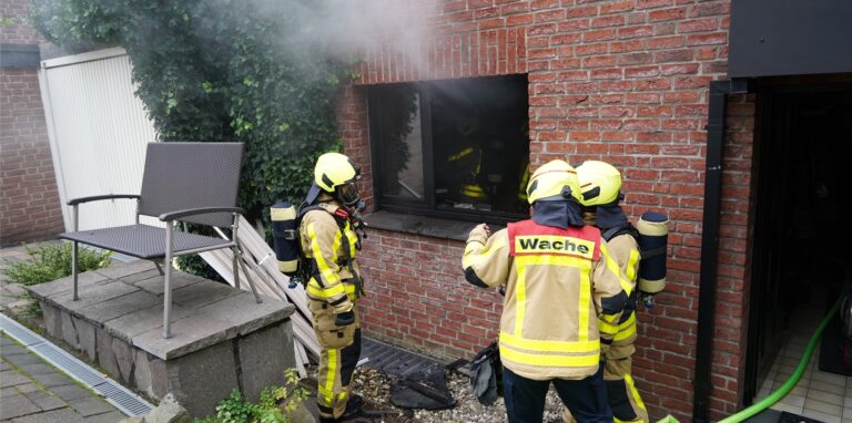 Im Erdgeschoss eines Hauses an der Kreuzstraße brannte es, im Dachgeschoss mussten zwei Bewohner gerettet werden.