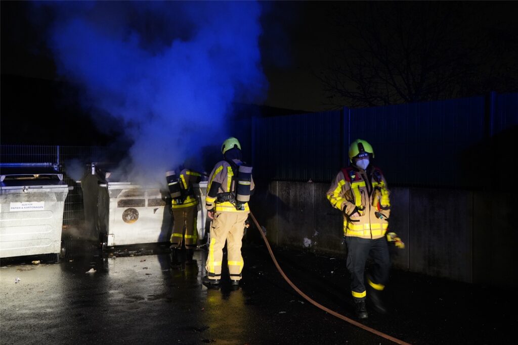 title attribut Die Feuerwehr löschte an der Dortmunder Straße einen brennenden Papiercontainer.