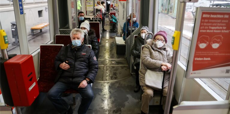 In Bus und Bahn gilt nun 3G. Die Kontrollen dürften allerdings schwierig werden.