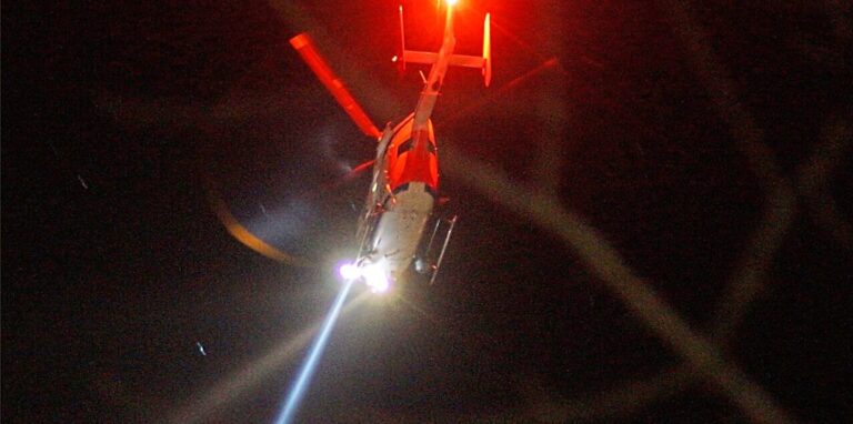 Ein Polizeihubschrauber bei einem Einsatz bei Nacht.