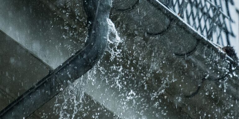 Für Regenwasser, das von Hausdächern oder Garagen in die Kanalisation eingeleitet wird, muss man Gebühre an den EUV zahlen. Die Flächen, von denen das Wasser kommt, werden nun neu berechnet.