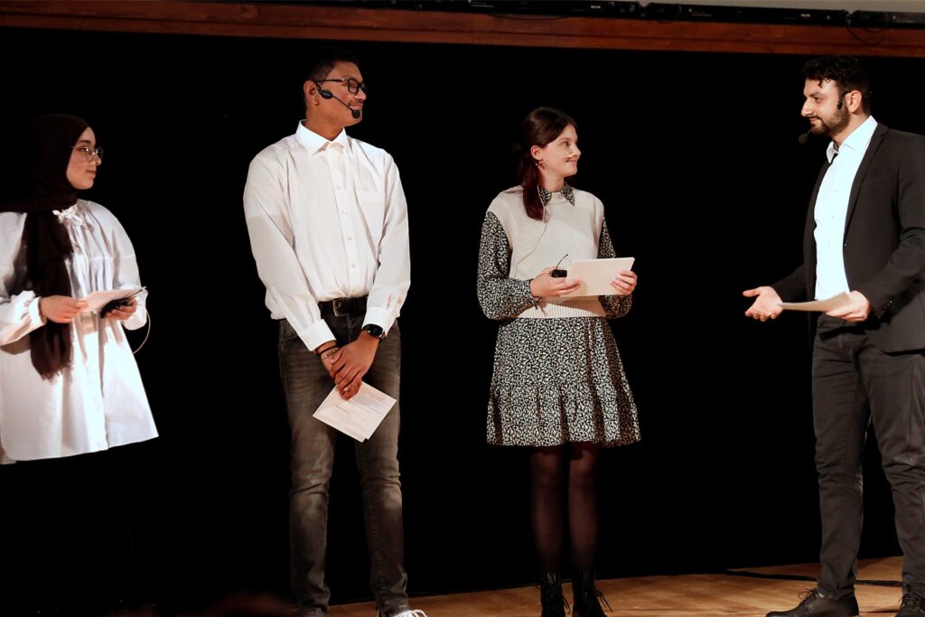 Meltem Catmak,  Patrick Höfken, Beyza Köse und Sami Yesil moderierten das Konzert von Aeham Ahmad in der Scharounschule.