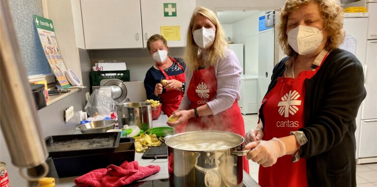 In der Küche des Caritas-Verbandes kochen Ehrenamtliche das Essen für die Suppenküchen-Ausgabe. Die Herde, auf denen sie das tun, müssen dringend ersetzt werden.