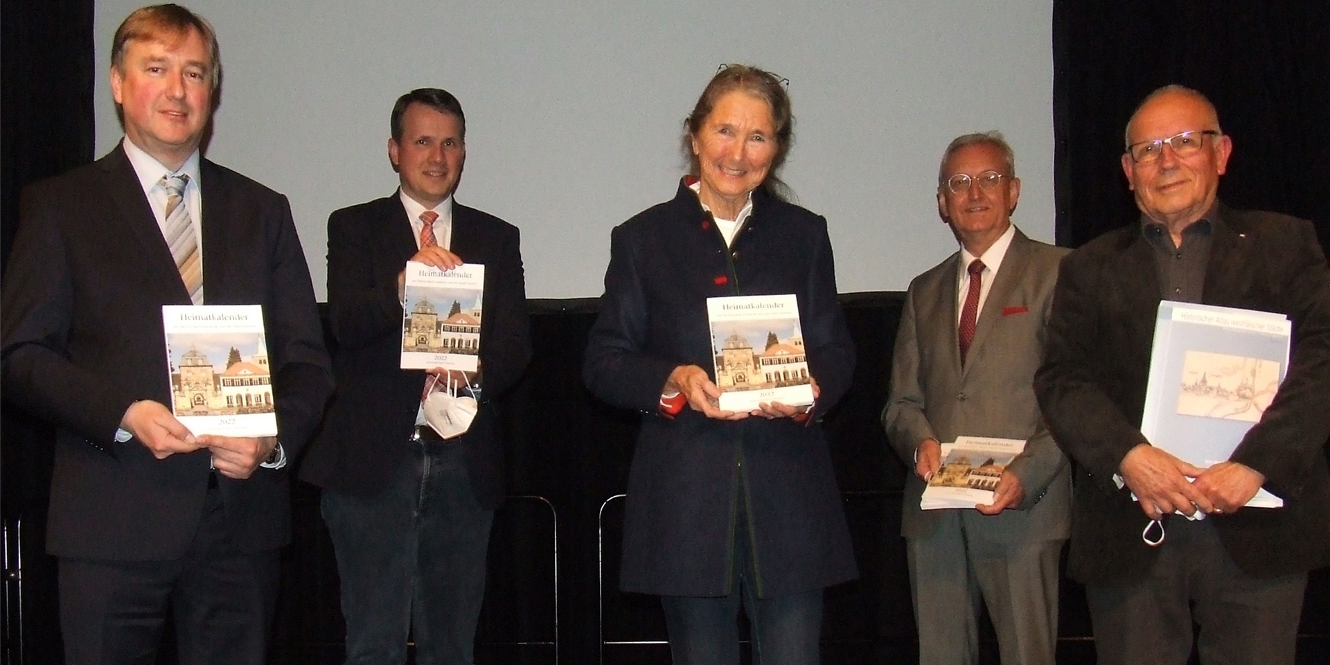 Der neue Heimatkalender 2022 wurde im Gemeinschaftshaus Wulfen vorgestellt. Mit dabei waren (v.l.) Sponsor Bernd Wemhoff, Bürgermeister Tobias Stockhoff, die Vorsitzende des Heimatbundes Dr. Edelgard Moers, Gastgeber Matthias Feller von der Sparkasse Vest und Redaktionsmitglied Hans-Jochen Schräjahr.