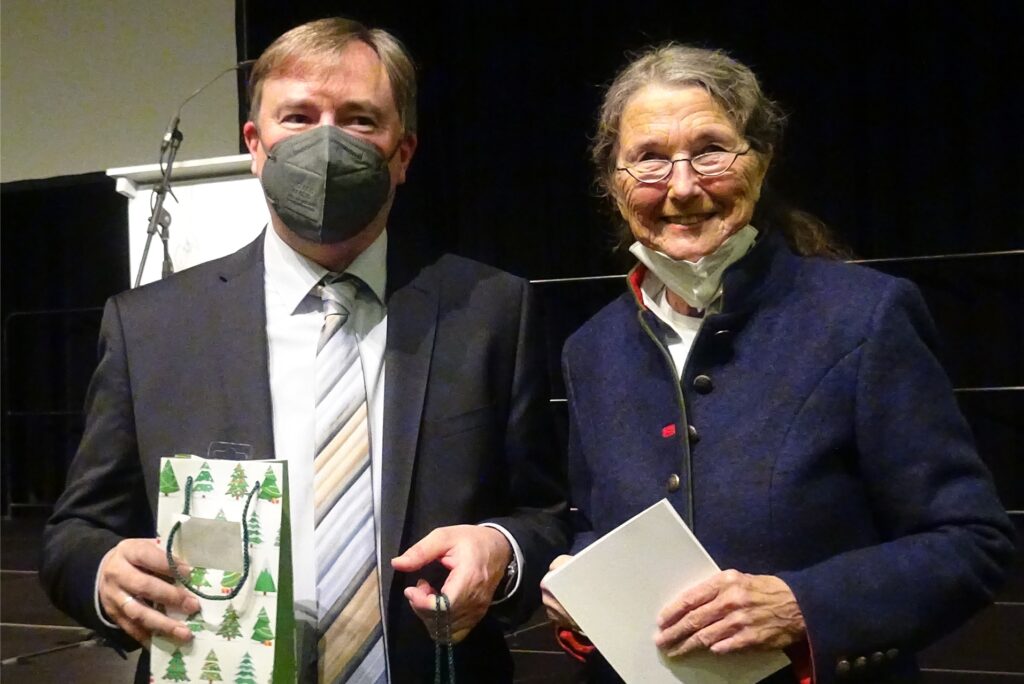 title attribut Die Vorsitzende des Heimatbundes Dr. Edelgard Moers dankte dem Unternehmer Bernd Wemhoff für 60 Jahre Sponsoring des Heimatkalenders durch seine Firma.