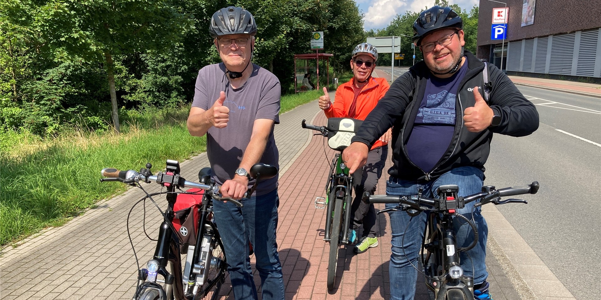 Ludger Vortmann (r.) und seine Mitstreiter vom Marler Radler-Stammtisch freuen sich auf das „Reallabor Radschnellweg“ auf der Hervester Straße und Willy-Brandt-Allee.