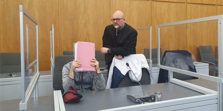 Verteidiger Dirk Wolterstädt neben dem Angeklagten im Essener Landgericht