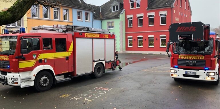 Zwei Fahrzeuge der Feuerwehr stehen auf dem Pausenhof der Waldschule.