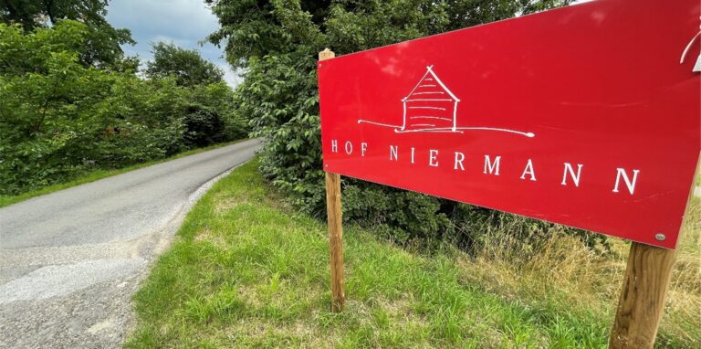 Die Ermittlungen rund um die Hochzeitsfeiern am Hof Niermann dauern an.