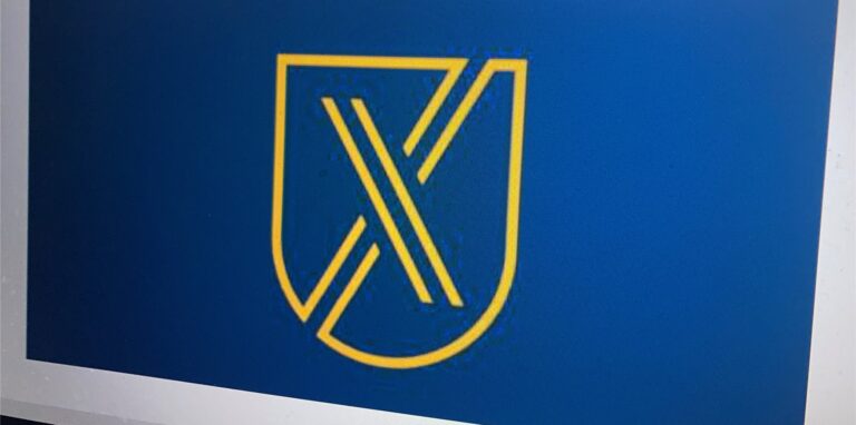 So könnte das modernisierte Stadtwappen aussehen. Das Andreaskreuz wie das Wappenschuld werden dabei auf seinen Wesenskern reduziert. In der Politik kam das längst nicht überall gut an.