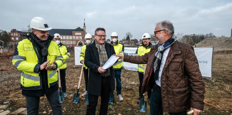 Bürgermeister Matthias Müller (r.) überreicht die endgültige Baugenehmigung für die „Hertener Höfe“ an Dr. Stephan Schnitzler, Geschäftsführer von Phoenix Development.