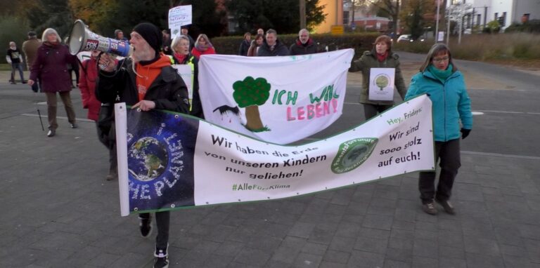 Schon vor der Sitzung des Ratsausschusses für Klimaschutz am 10. November hatten Befürworter der Baumschutzsatzung vor dem Rathaus demonstriert (Foto). Auch vor der Ratssitzung am 24. November in der Rosa-Parks-Schule versuchten sie mit einer Demo, die Kritiker zu überzeugen – letztlich ohne Erfolg.