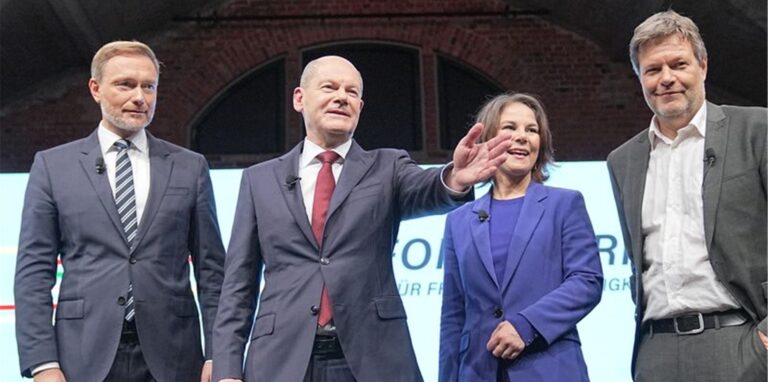 Christian Lindner (FDP), Olaf Scholz (SPD), Annalena Baerbock (Bündnis 90/Die Grünen) und Robert Habeck stellen den gemeinsamen Koalitionsvertrag vor.