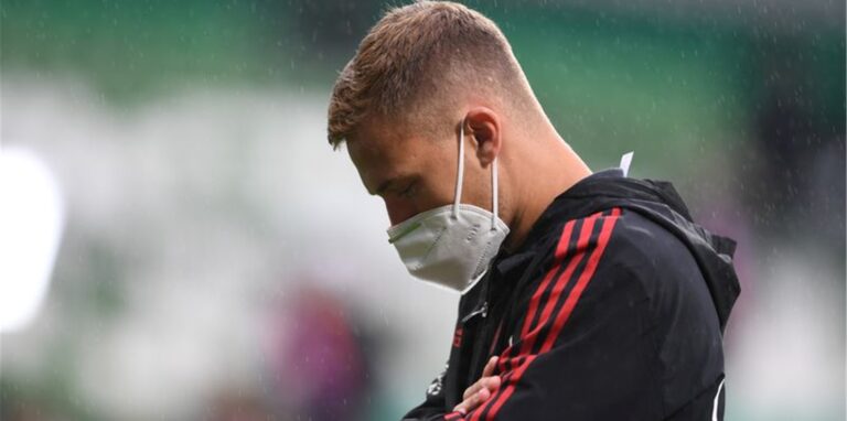 Bayerns Joshua Kimmich steht vor einem Spiel auf dem Platz. (Archivbild)