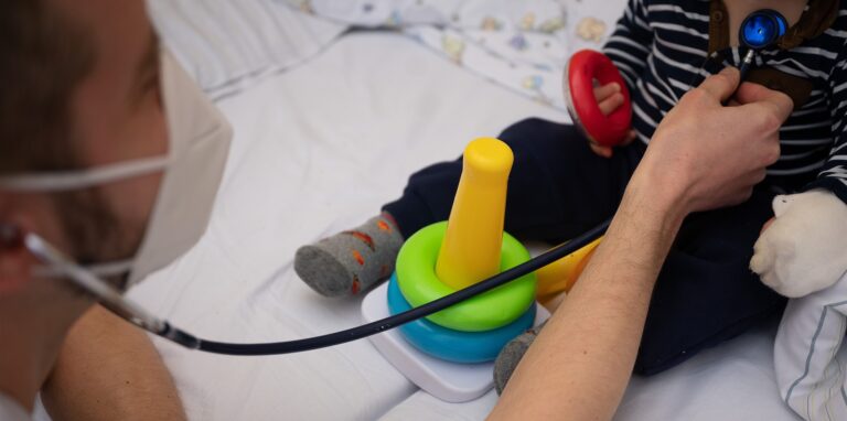 Eltern-Testpflicht in Praxen entfällt: Die Erleichterung bei Kinderärzten in der Region ist groß. Nun können sie wieder ihre Arbeit nachgehen – ohne sich strafbar zu machen.