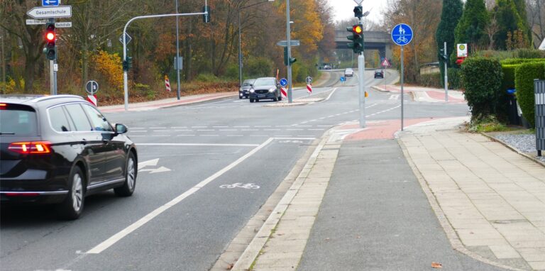 Ein kurzes Vergnügen für Radler: Nach rund 200 Metern ist der doppelte Radweg an der Straße Über den Knöchel schon wieder zu Ende. Hier in nördlicher Richtung in Höhe der Bushaltestelle Fritz-Erler-Straße (hinten rechts).